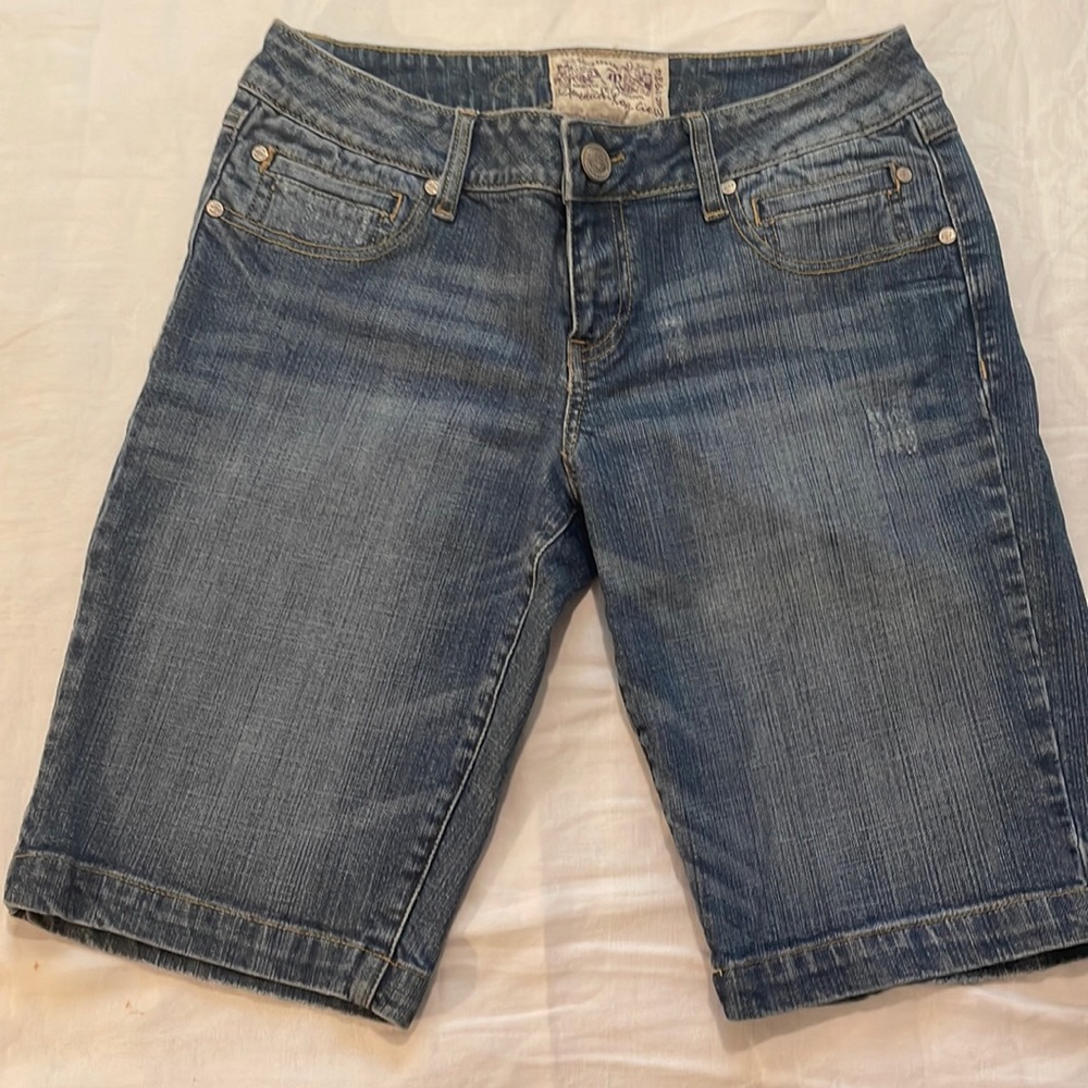 American Rag jean shorts, Sz 9 Light Stone-washed denim. Long inseam. Excellent